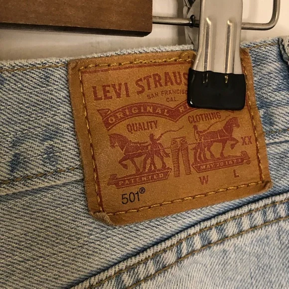 Levi’s Blue denim distressed shorts button fly Sz 28 raw hem Daisy Duke summer - Picture 8 of 9